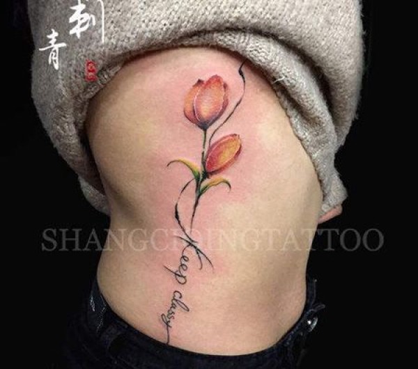 侧腰郁金香纹身图片