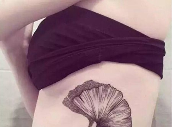 女生侧腰银杏叶纹身图片