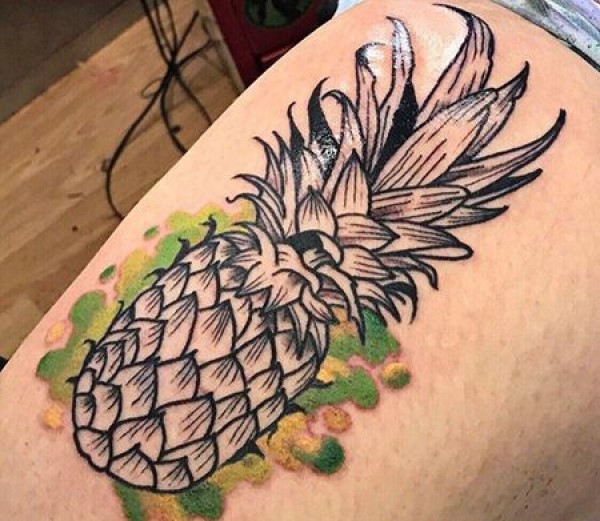大腿好看的菠萝纹身图片