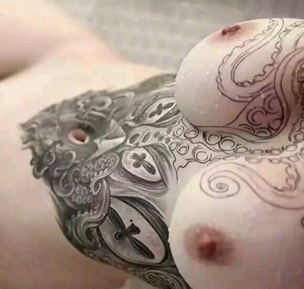 胸部性感的章鱼纹身图片