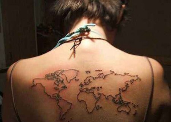 女生背部世界地图纹身图片