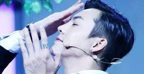 陈伟霆手指英文W纹身图片