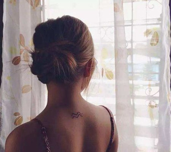女生肩部水瓶座纹身图片