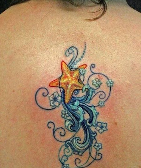 女生背部海星浪花纹身图片