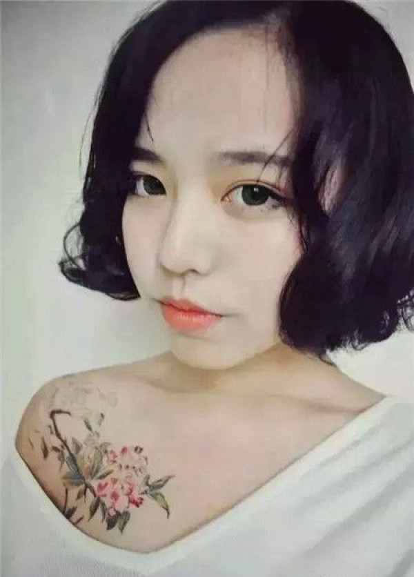 女生胸前杜鹃花纹身图片