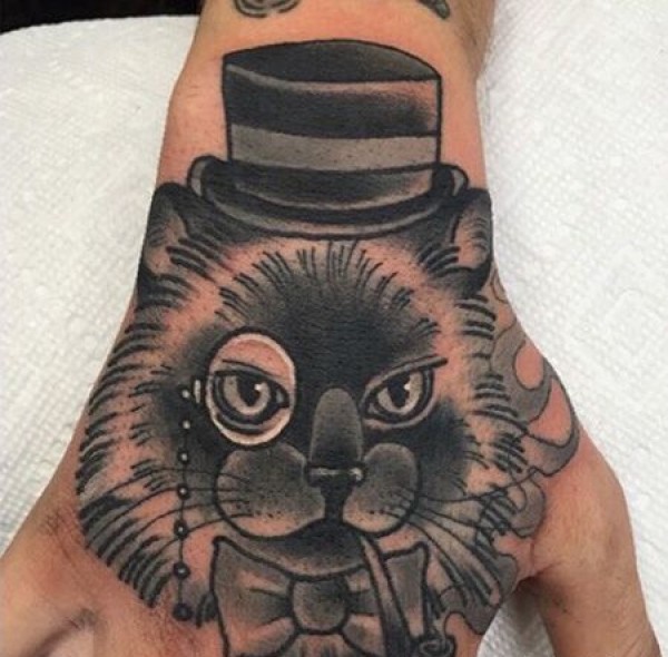 手背叼着烟斗的猫纹身图片