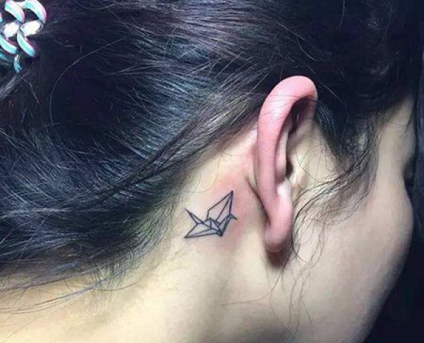 女生耳后千纸鹤纹身图片