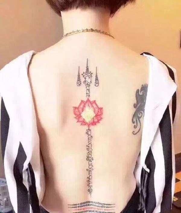 泰国刺符美女后背性感水彩莲花纹身