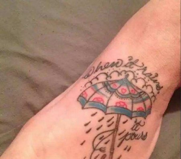 脚背雨伞纹身图片
