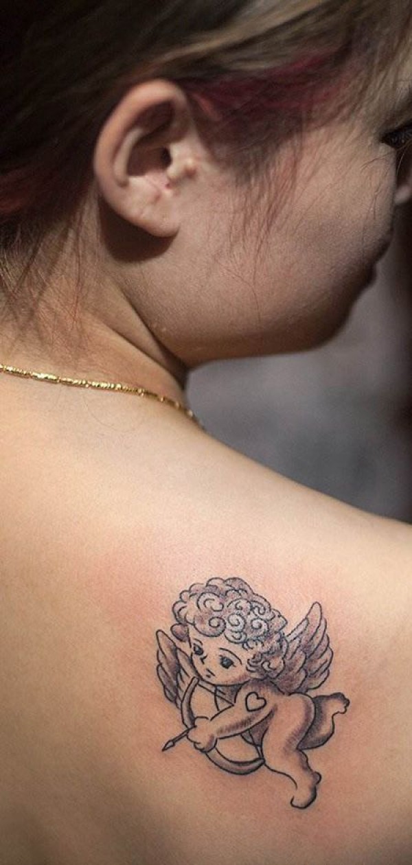 女生肩部丘比特纹身图片