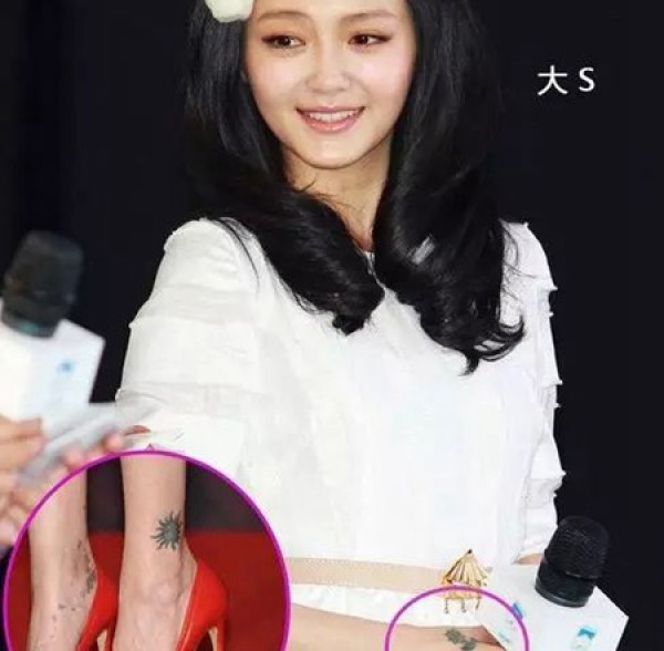 演员大S脚踝及虎口纹身图片