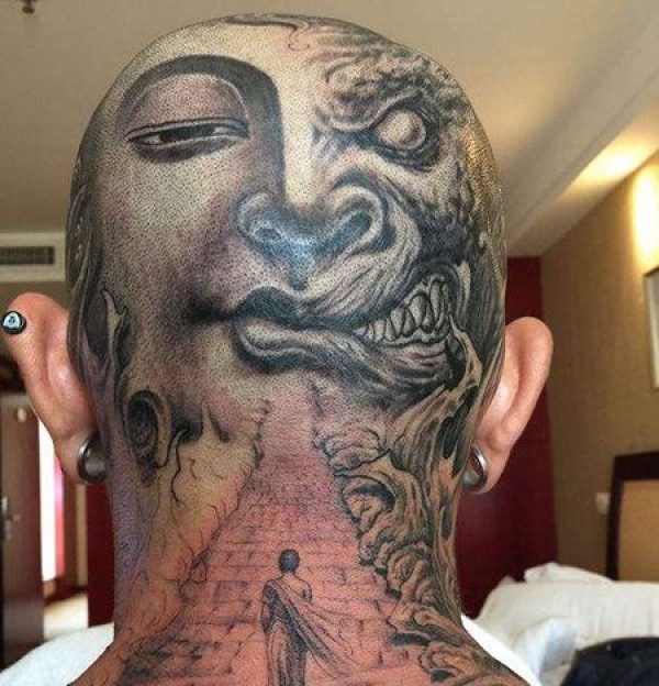 光头猛男超酷炫的佛魔创意纹身