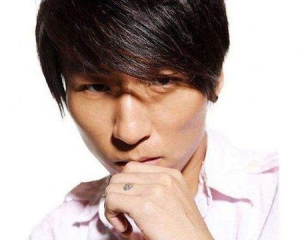 陈羽凡手指字母纹身图片