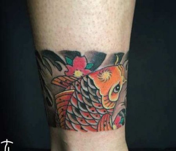脚踝鲤鱼脚环纹身图片