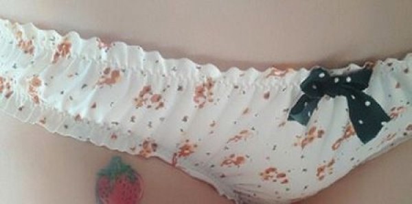 女生大腿性感的草莓纹身图片