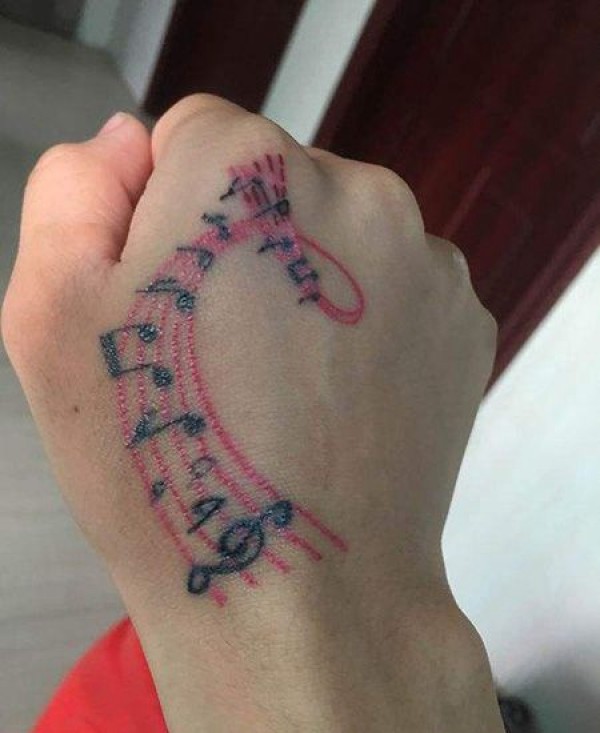 手背五线谱纹身图片