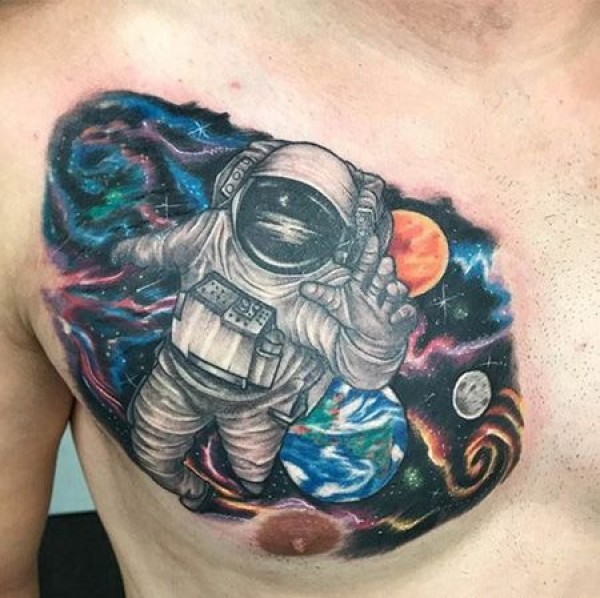 胸前宇航员和宇宙纹身图片
