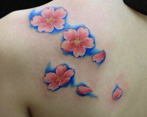 背部桃花和花瓣纹身图片