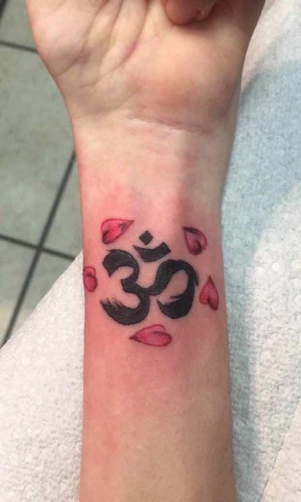 手腕梵文和花瓣纹身图片