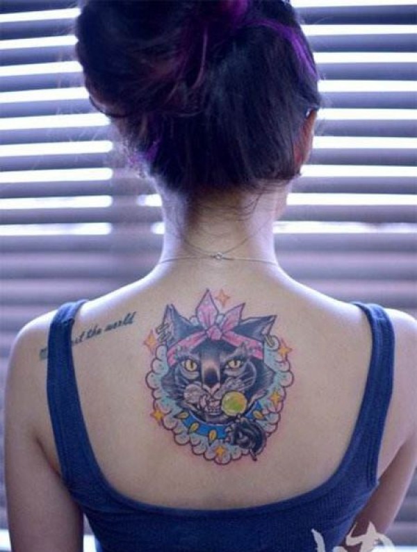 女生背部吃棒棒糖的猫纹身图片