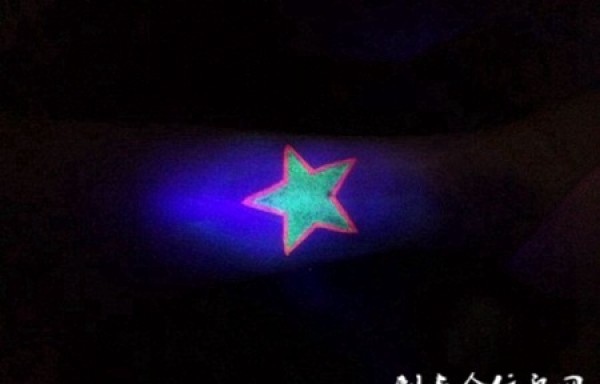 手腕精致五角星夜光纹身图片