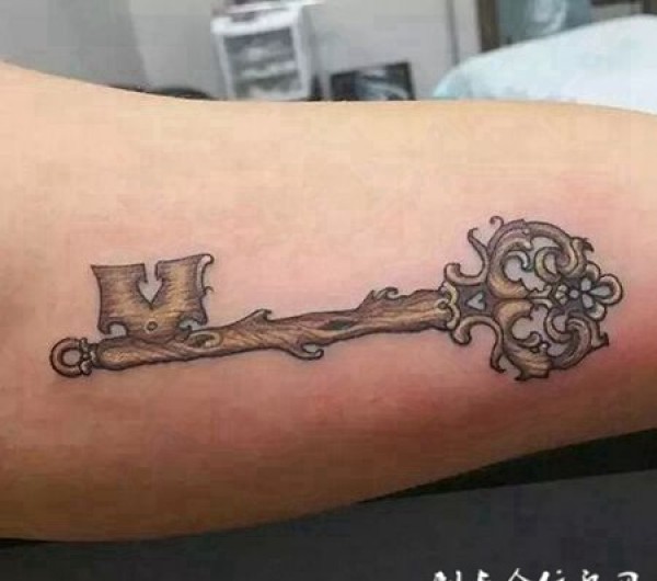 个性钥匙手臂纹身图片