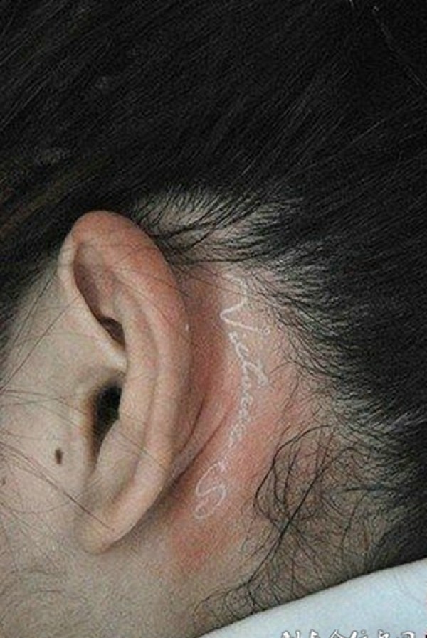 女性耳背经典梵文纹身图片