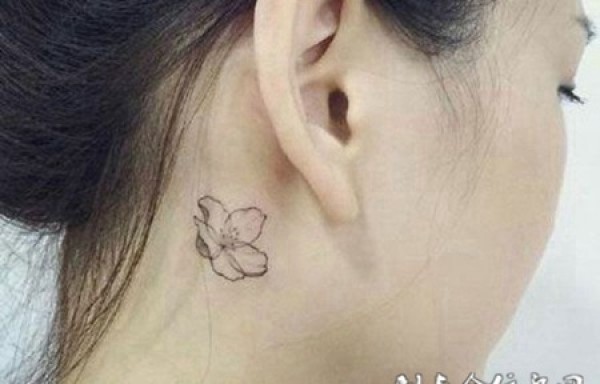 女生耳背简单刺青纹身图片欣赏