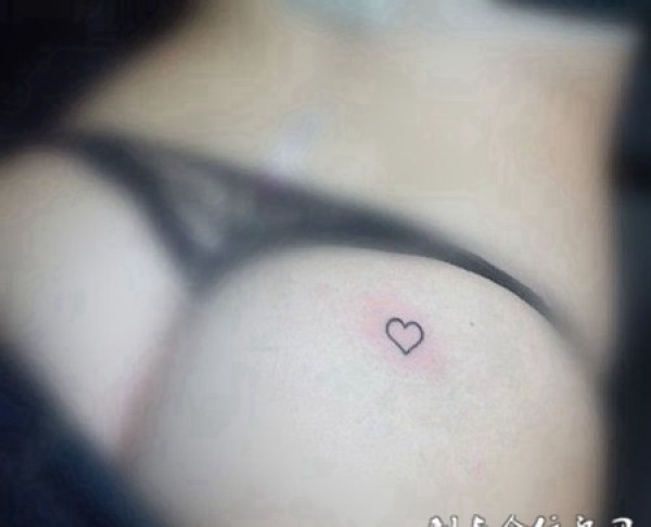 美女性感臀部纹身图片