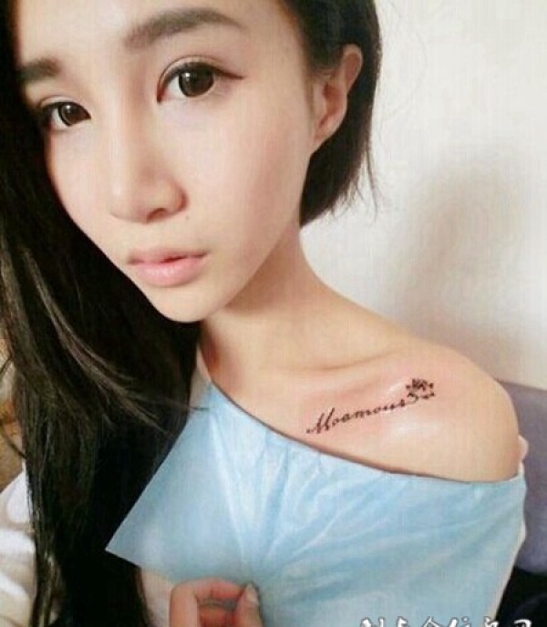 美女锁骨迷人的英文字母纹身图片
