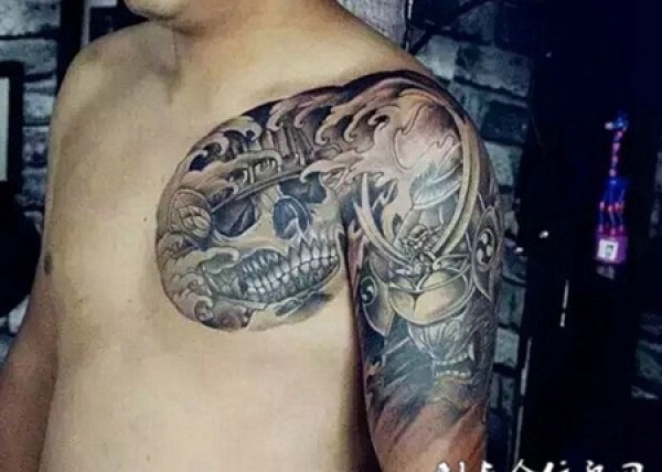 男子肩部个性半甲骷髅纹身图片
