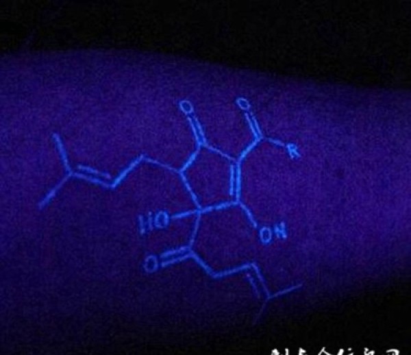 手臂个性经典夜光纹身图片