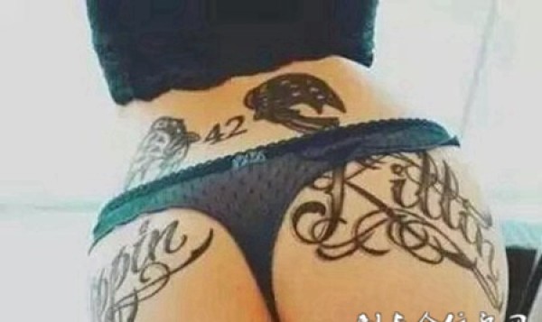 潮流女生个性臀部纹身图片