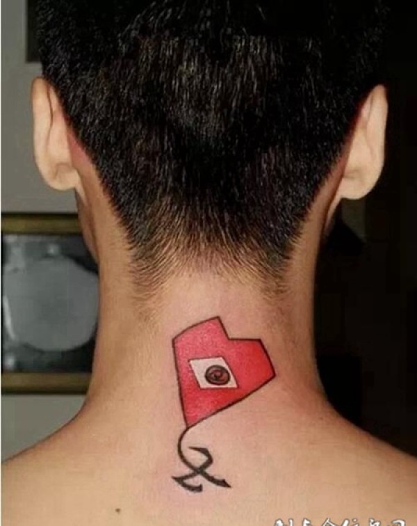 个性颈部纹身图
