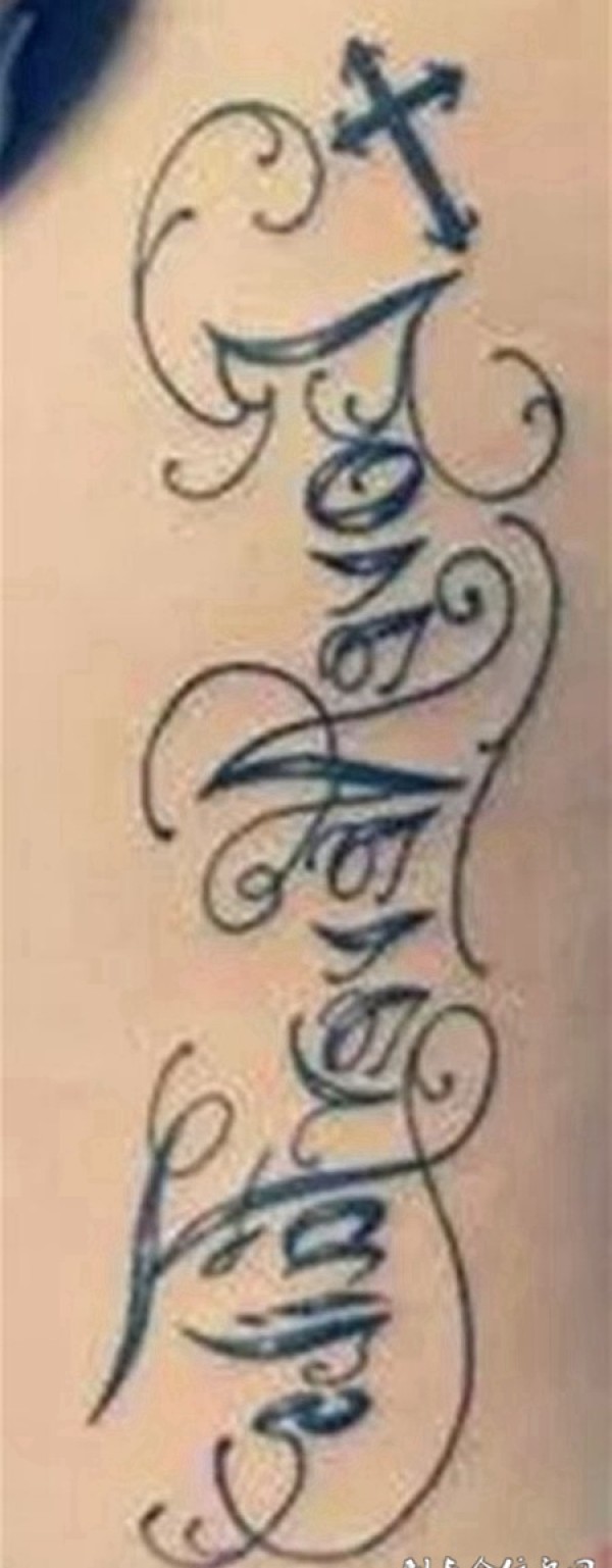 花样字母纹身