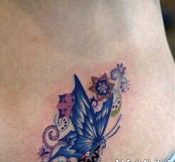 花花蝴蝶腰部纹身