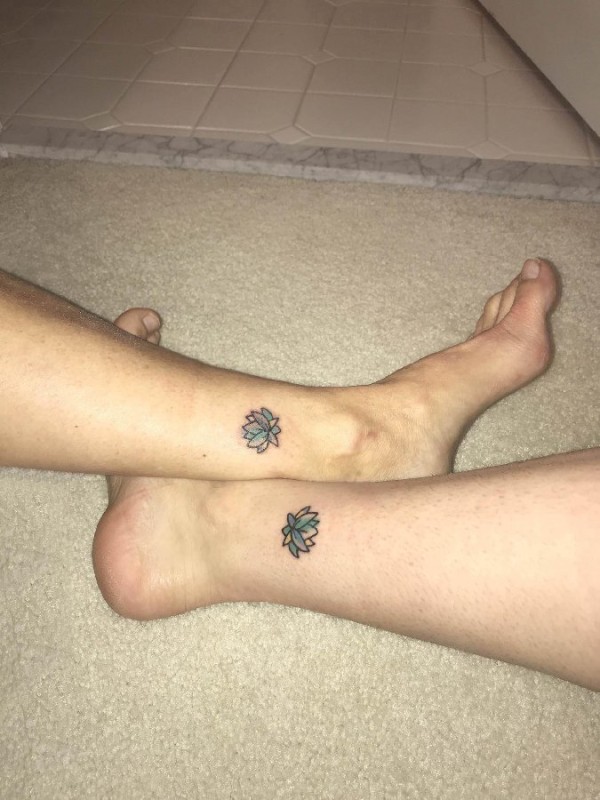 莲花纹身小图 女生小腿上彩色的莲花纹身图片