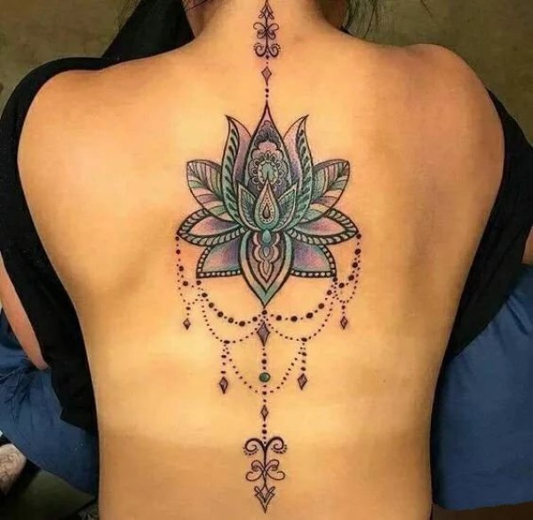 女性后背脊椎上的超美竼花纹身图片9张